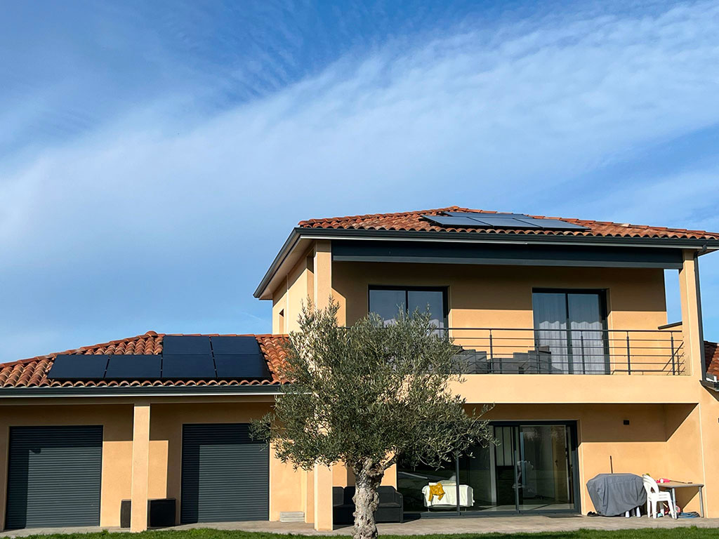 Pose de panneaux photovoltaïques près de Toulouse, à Léguevin