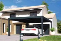 Voiture blanche garée sous un toit de pergola solaire, devant une grande maison blanche. Environnement ensoleillé