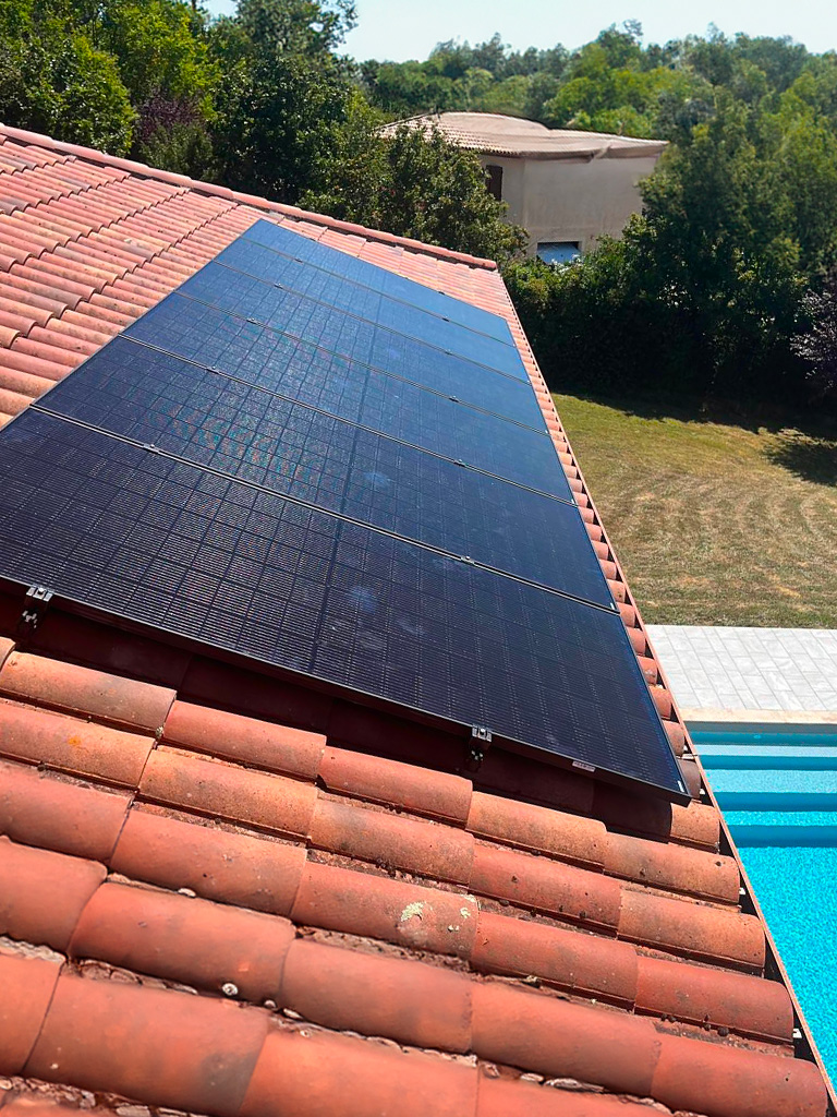 Équipement de panneaux photovoltaïques à Preignan