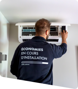 Poseur ClimeHome en train de finaliser l'entretien d'un climatiseur blanc posé contre un mur blanc