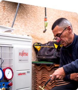 Technicien ClimeHome en train d'installer un groupe extérieur pour l'installation d'une pompe à chaleur air / eau