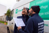 Deux techniciens ClimeHome devant le camion de l'entreprise, en train d'analyser le toit d'une maison